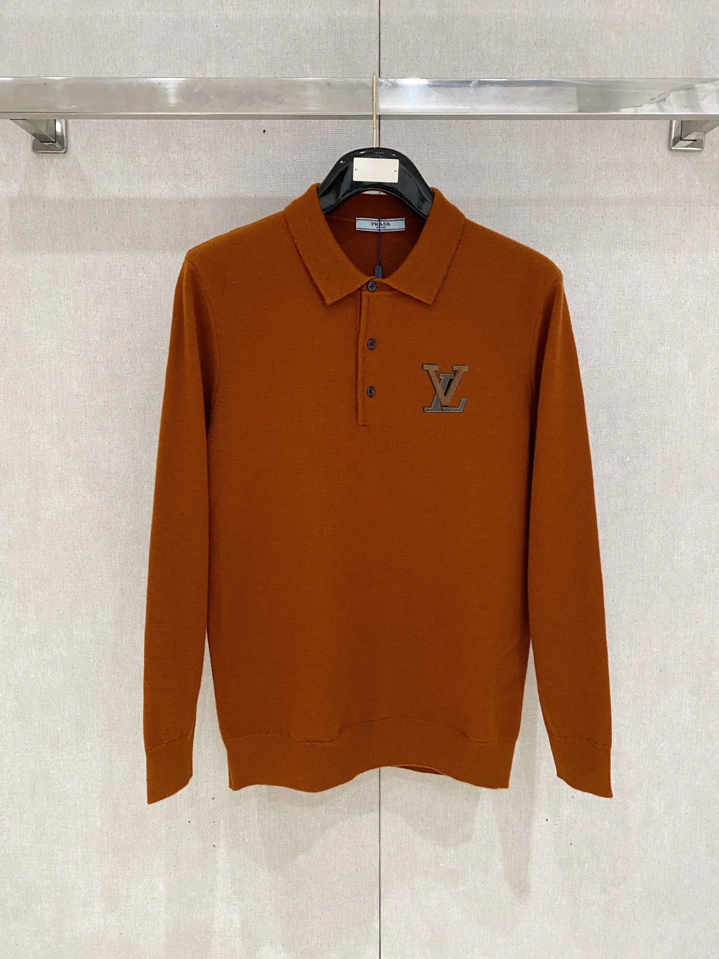 🅿️440 [LV Louis Vuitton] Autumn and winter classic lapel sweater, in full condition! ! ! Wool blended fabric, the latest model in 2025, golden ratio! ! Slim-fitting soft gold, versatile and practical item, the combination and practicality are extremely powerful, simple and elegant, and classy! To create your own style, it is highly recommended to buy it in two colors. The standard slim fit tailoring process is suitable for both young and old men. It is knitted from wool and will not cause any discomfort! While keeping warm, it is stylish, textured and wearable, and the classic logo with contrasting colors on the chest feels in place! ! Recommended for regular customers! ! Size M-3XL (maximum wear: 190 pounds)
